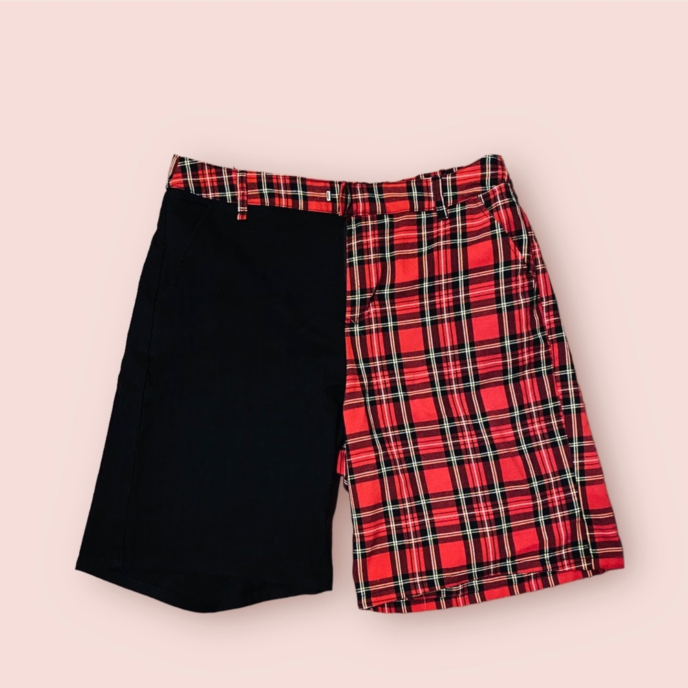 HOT TOPIC || BLACK AND RED PLAID BERMUDA SHORTS